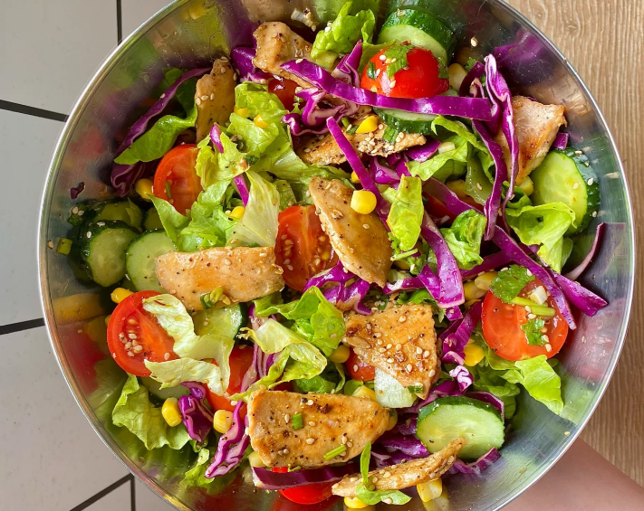 Crispy Chicken Salad Bowl: A Light Yet Filling Power Meal
