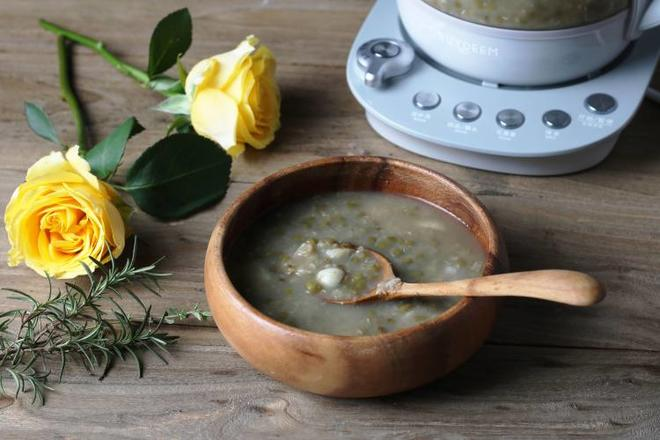 Refreshing Summer Elixir: Nourishing Lily & Mung Bean Decoction