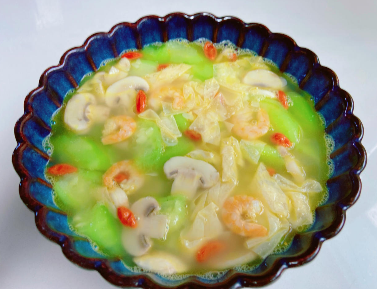 A Summer Health Essential: Refreshing Luffa, Shiitake Mushroom, and Tofu Skin Soup